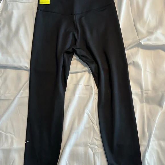 Nike The Nike One Tight Fit Mid-Rise Black Crop Pants - Picture 4 of 4